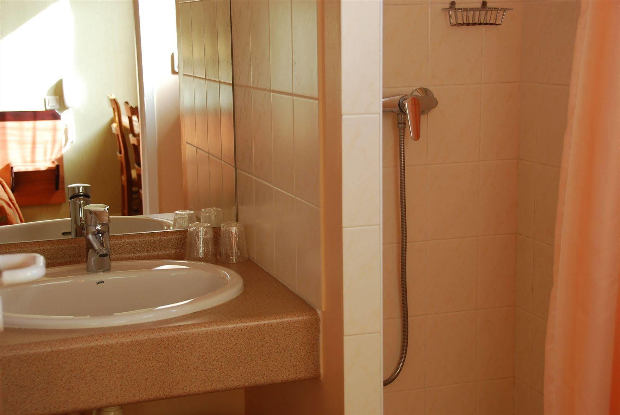 Logis Hotel Bellevue Bessines-sur-Gartempe Екстер'єр фото